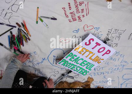 Preparazione dei banner per il COP26 marzo sui cambiamenti climatici Foto Stock