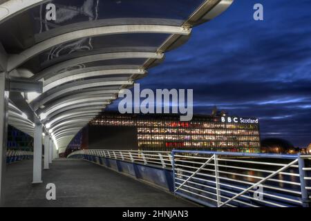 Bells Bridge che conduce alla sede centrale della BBC Scotland sul fiume Clyde, Glasgow, Foto Stock