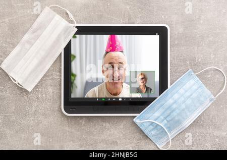 Comunicazione remota del lavoro. Businesswoman Holding Tablet avere un incontro online con il gruppo di colleghi fare videochiamata tramite computer seduto in moderno Foto Stock