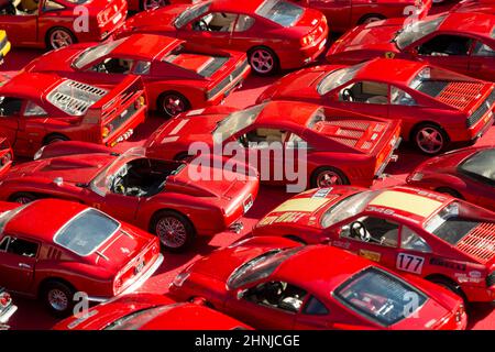 Fila di Ferrari Model Cars Foto Stock