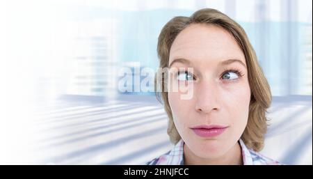 Occhio incrociato caucasico donna adulto medio su sfondo sfocato, spazio copia Foto Stock