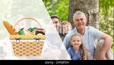 Ritratto di allegra famiglia caucasica multigenerazionale con cibo godendo pic-nic nel parco Foto Stock