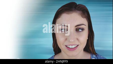 Occhi incrociati giovane donna caucasica su sfondo blu sfocato, spazio copia Foto Stock