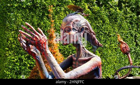 Brutta donna in Wat Rong Khun o come noto Tempio Bianco Foto Stock