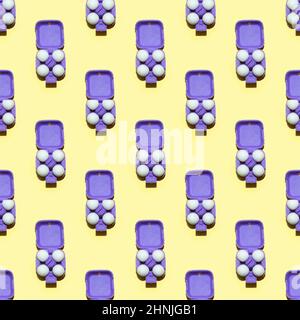 Uova bianche in scatola di cartone viola su sfondo giallo. Vista dall'alto. Pasqua senza cuciture. Foto Stock