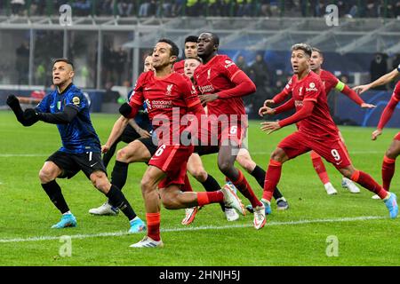 Milano, Italia. 16th Feb 2022. Thiago Alcantara (6) di Liverpool visto durante la partita UEFA Champions League tra Inter e Liverpool a Giuseppe Meazza a Milano. (Photo Credit: Gonzales Photo/Alamy Live News Foto Stock
