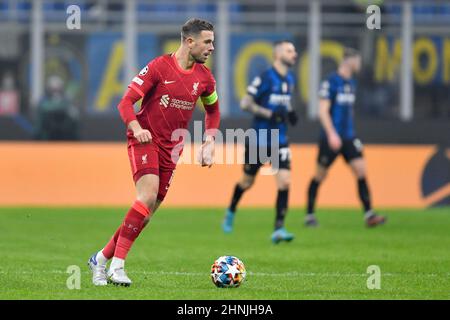 Milano, Italia. 16th Feb 2022. Jordan Henderson (14) di Liverpool visto durante la partita UEFA Champions League tra Inter e Liverpool a Giuseppe Meazza a Milano. (Photo Credit: Gonzales Photo/Alamy Live News Foto Stock