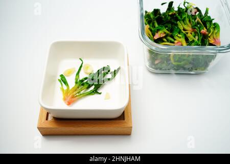 In particolare, gli spinaci di Bigeum Island coltivati nella brezza marina sono famosi per la sua freschezza duratura e l'alto contenuto di zucchero. Foto Stock