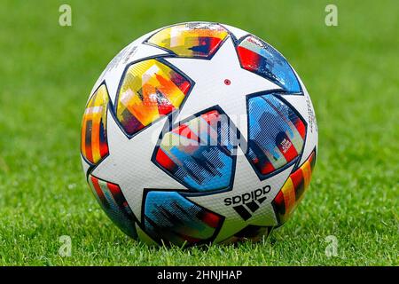 Milano, Italia. 16th Feb 2022. Il pallone ufficiale Adidas è pronto per la partita UEFA Champions League tra Inter e Liverpool a Giuseppe Meazza a Milano. (Photo Credit: Gonzales Photo/Alamy Live News Foto Stock