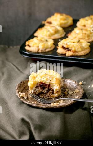 Intero e di cominciare a mangiare casereccio di pasta frolla di carne di Mesce con purè di patate e timo in teglia nera. Tovaglia di lino scuro, gr Foto Stock