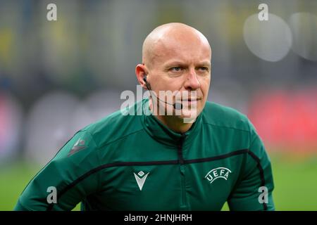 Milano, Italia. 16th Feb 2022. L'arbitro Szymon Marciniak si sta riscaldando prima della partita UEFA Champions League tra Inter e Liverpool a Giuseppe Meazza a Milano. (Photo Credit: Gonzales Photo/Alamy Live News Foto Stock