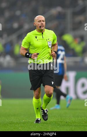 Milano, Italia. 16th Feb 2022. L'arbitro Szymon Marciniak ha visto durante la partita UEFA Champions League tra Inter e Liverpool a Giuseppe Meazza a Milano. (Photo Credit: Gonzales Photo/Alamy Live News Foto Stock