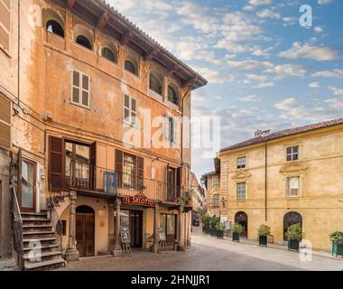 Saluzzo, Cuneo, Italia - 19 ottobre 2021: Piazzetta Santa Maria con antichi edifici nel centro storico Foto Stock