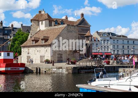 HONFLEUR, FRANCIA - SEPTEMNER 1, 2019: La Casa del tenente è l'unica casa in pietra della città che è stata conservata dall'antico borgo medievale di forti Foto Stock