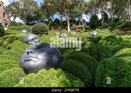 ETRETAT, FRANCIA - 1 SETTEMBRE 2019: Questo è un frammento dell'installazione di Raindrops dalla collezione di arte moderna nel Giardino delle emozioni. Foto Stock