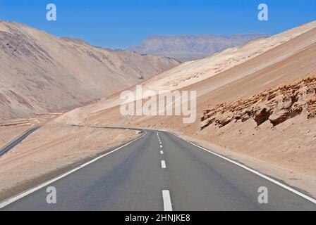 Strada internazionale , Route 11 CH, Arica (Cile)-la Paz (Bolivia) vicino Putre, Cile Foto Stock