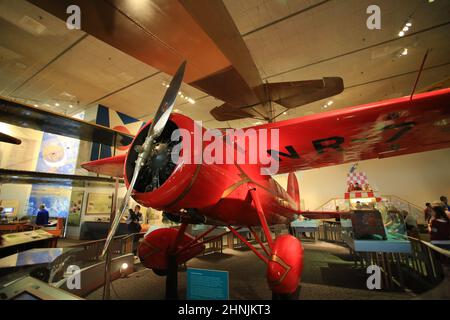 Lockheed Vega 5B di Amelia Earhart, biplanare appeso all'esposizione dell'aeroplano nel National Air and Space Museum dello Smithsonian Foto Stock