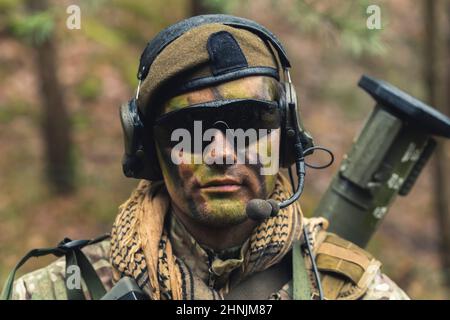 Uber cool macho soldato duro in posa per un profilo . Foto di alta qualità Foto Stock