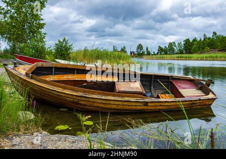 Piccola barca da pesca ai margini del lago, Sunnana Hamn al lago Vänern vicino Mellerud, Dalsland, Västra Götalands Län, Svezia. Foto Stock