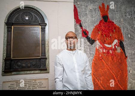 L'artista Victor Ehikhamenor con le sue opere d'arte ancora in piedi dopo la sua inaugurazione alla Cattedrale di St Paul, a Londra, che sarà in mostra nella cripta fino al 14 maggio 2022. Data immagine: Giovedì 17 febbraio 2022. Foto Stock