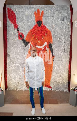 L'artista Victor Ehikhamenor con le sue opere d'arte ancora in piedi dopo la sua inaugurazione alla Cattedrale di St Paul, a Londra, che sarà in mostra nella cripta fino al 14 maggio 2022. Data immagine: Giovedì 17 febbraio 2022. Foto Stock