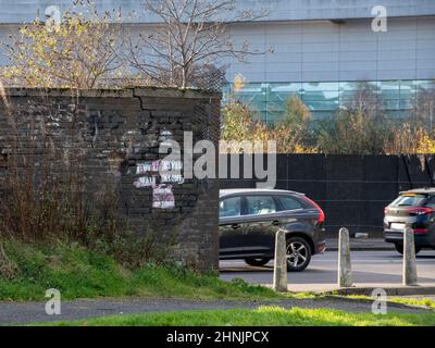 Glasgow, Scozia. REGNO UNITO. 27th novembre 2021: Opere d'arte Pro-vax al di fuori di Parkhead. Foto Stock