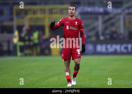Milano, Italia, 16 febbraio 2022, Thiago Alcantara del Liverpool FC Gestures durante il UEFA Champions League Round di sedici partite tra FC Internazionale e Liverpool FC allo Stadio Giuseppe Meazza il 16 febbraio 2022 a Milano. Foto Stock