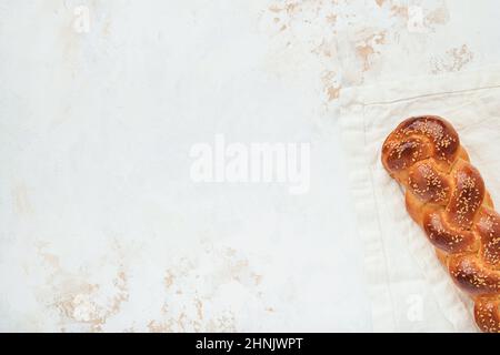 Pane di Challah. Composizione della cerimonia di rapimento del Sabbath. Pane casereccio casereccio intrecciato fresco per Shabbat e Vacanze su sfondo bianco, Shabba Foto Stock