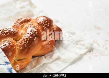 Pane di Challah. Composizione della cerimonia di rapimento del Sabbath. Pane casereccio casereccio intrecciato fresco per Shabbat e Vacanze su sfondo bianco, Shabba Foto Stock