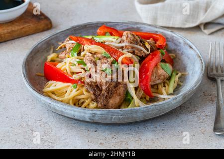 Polli di pollo con pepe rosso e spaghetti di uova Foto Stock