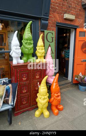 Gnomes plastici da giardino in vendita a Southwold, Suffolk, Regno Unito. Foto Stock