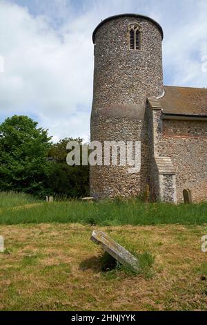 La chiesa a torre rotonda di San Pietro a Bruisyard, Suffolk, Regno Unito. Foto Stock