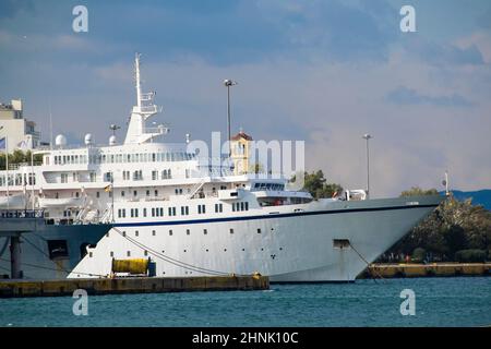 Nave da crociera bianca, Porto del Pireo, Grecia Foto Stock