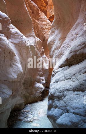 Vista frontale verticale della formazione rocciosa naturale del canyon con luce che brilla nel parco nazionale Saklikent della Turchia Foto Stock