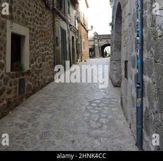 Un vicolo a Valldemossa, Maiorca, Spagna Foto Stock