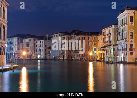 vista notturna del canale grande Foto Stock