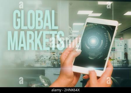 Visualizzazione concettuale Global Markets, Business Approach Trading Goods and Services in tutti i paesi del mondo Donna che punta la schermata superiore della scheda Foto Stock