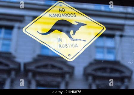 VIENNA, AUSTRIA - 1 SETTEMBRE 2013: Divertente segno in un negozio di souvenir a Vienna, Austria, un detto perché l'Austria è spesso confusa con l'Australia Foto Stock