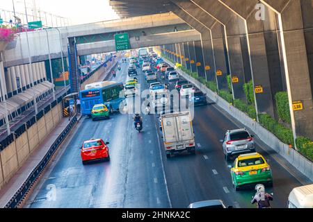 Vita cittadina traffico pesante jam rush ora a Bangkok Thailandia. Foto Stock