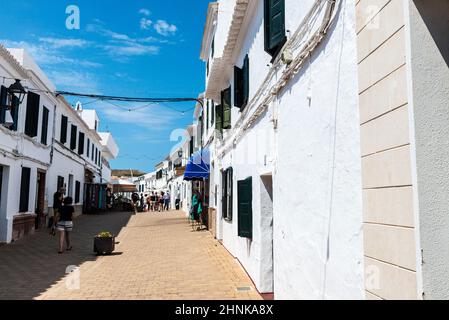 Fornells, Spagna - 21 luglio 2021: Via del villaggio di pescatori di Fornells con la gente intorno in estate a Menorca, isola Baleari, Spagna Foto Stock