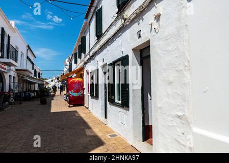 Fornells, Spagna - 21 luglio 2021: Via del villaggio di pescatori di Fornells con la gente intorno in estate a Menorca, isola Baleari, Spagna Foto Stock