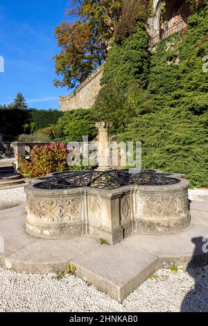 Walbrzych, Polonia - 1 ottobre 2021: Castello di Ksiaz, misteriosa fortezza medievale del 13th secolo, giardino con belle piante e fiori. È il terzo castello più grande della Polonia Foto Stock