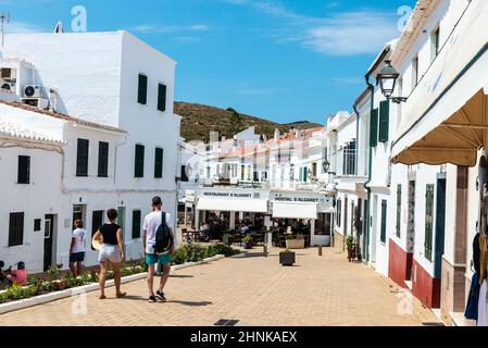 Fornells, Spagna - 21 luglio 2021: Via del villaggio di pescatori di Fornells con la gente intorno in estate a Menorca, isola Baleari, Spagna Foto Stock