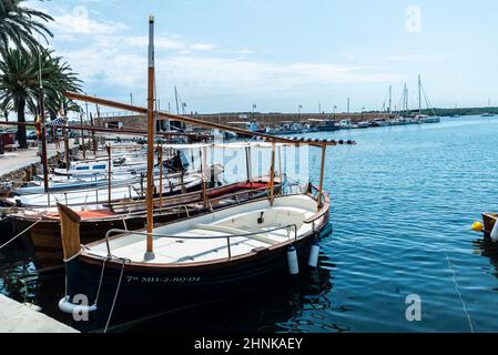 Fornells, Spagna - 21 luglio 2021: Barche e barche a vela ormeggiate nel porto di Fornells, Menorca, Isole Baleari, Spagna Foto Stock