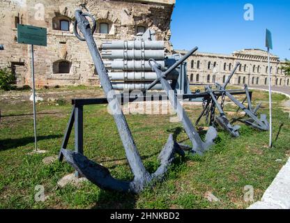 Sevastopol, Crimea - 19 settembre 2020: Frammento dell'esposizione alle pareti della batteria di Mikhailovskaya, Sevastopol, Crimea Foto Stock