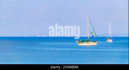 Barche Isola tropicale Koh Phayam Ao Khao Kwai Beach Thailandia. Foto Stock