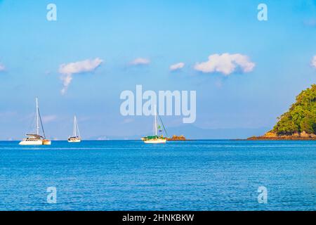 Barche Isola tropicale Koh Phayam Ao Khao Kwai Beach Thailandia. Foto Stock