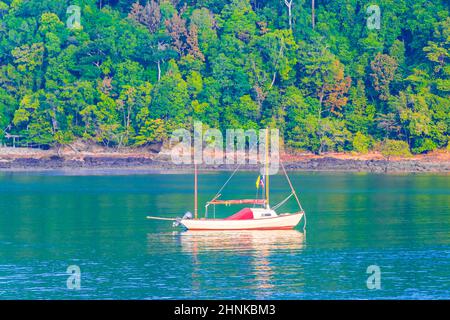 Barche Isola tropicale Koh Phayam Ao Khao Kwai Beach Thailandia. Foto Stock