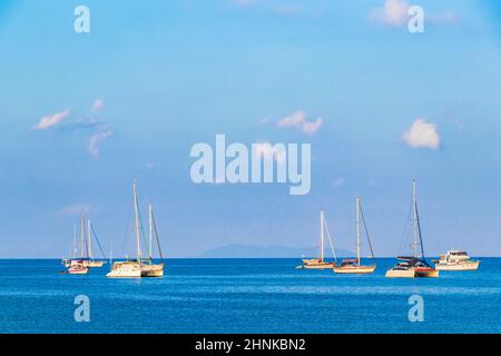 Barche Isola tropicale Koh Phayam Ao Khao Kwai Beach Thailandia. Foto Stock