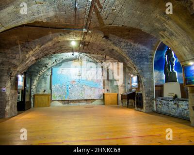 Sevastopol, Crimea - 19 settembre 2020: Interno di una delle sale della batteria Mikhailovskaya, Sevastopol, Crimea Foto Stock